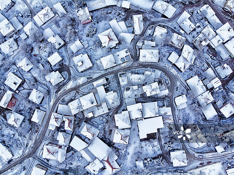 直接俯瞰一个村庄在冬天图片素材