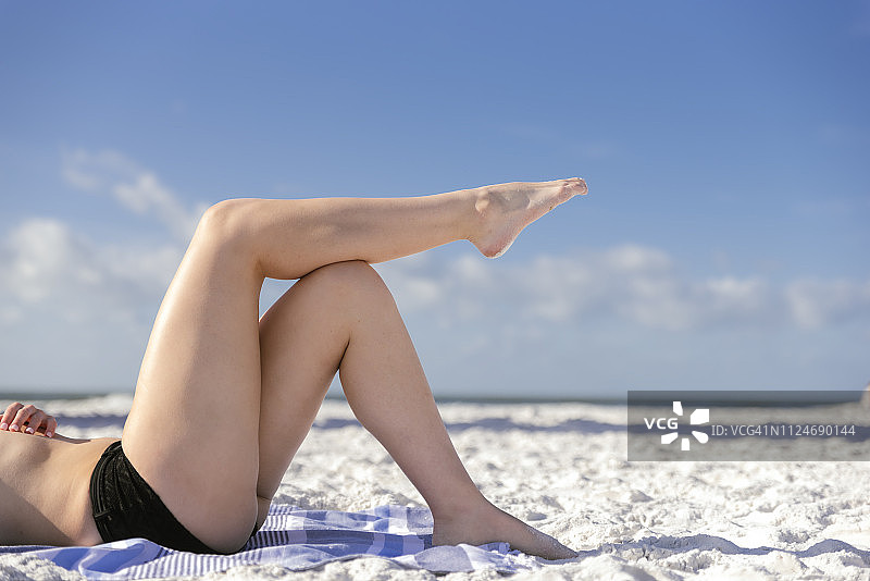 海滩上女人的腿的特写图片素材