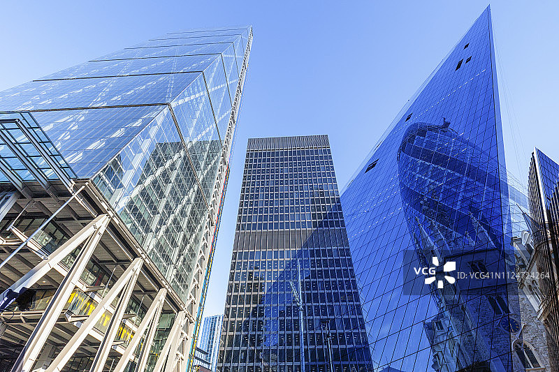低角度的未来伦敦摩天大楼-多次曝光图片素材