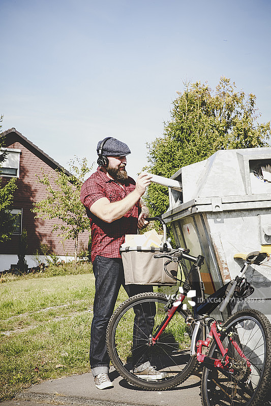 骑自行车的人在纸库回收废纸图片素材