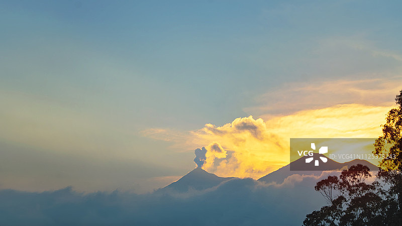 危地马拉安提瓜的日落火焰山图片素材
