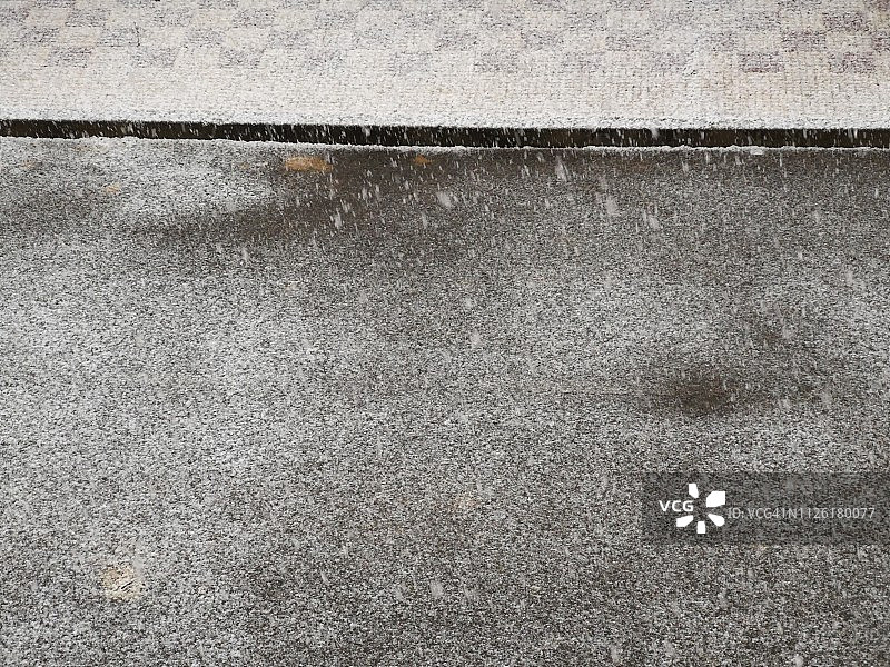 大雪落在西班牙北部空旷的街道上图片素材