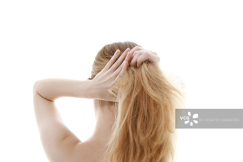 女人扎头发的后视图图片素材