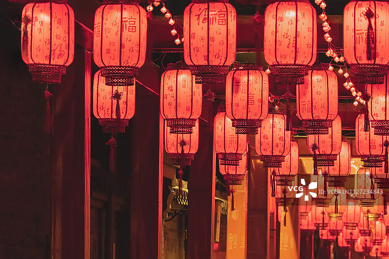 中国新年的红色灯笼装饰。图片素材
