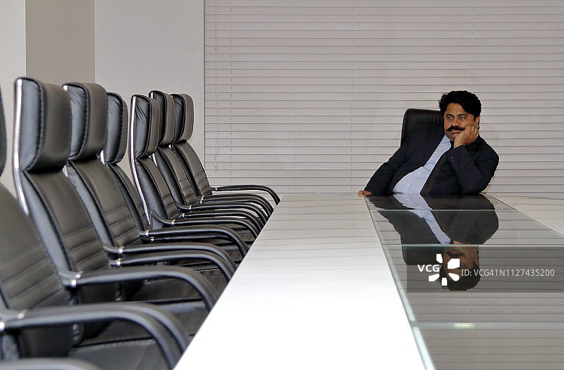 主席在办公室的会议室等待他的同事图片素材