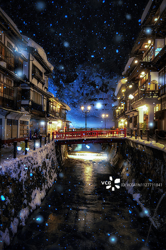 银山温泉冬雪飘落，山形，日本图片素材