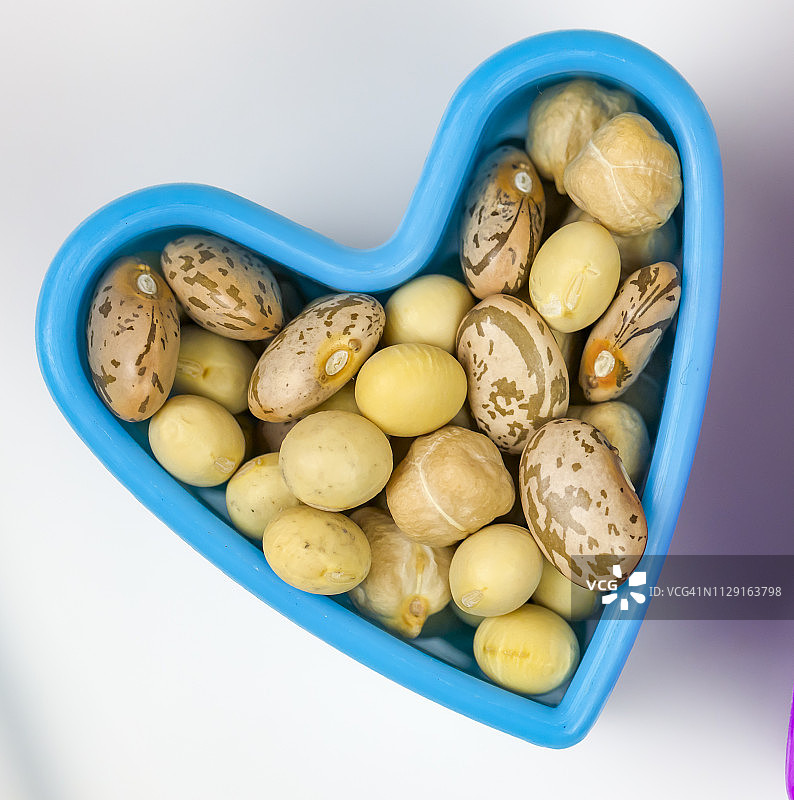 健康饮食，各种豆类，心形豆子在木背景上。图片素材