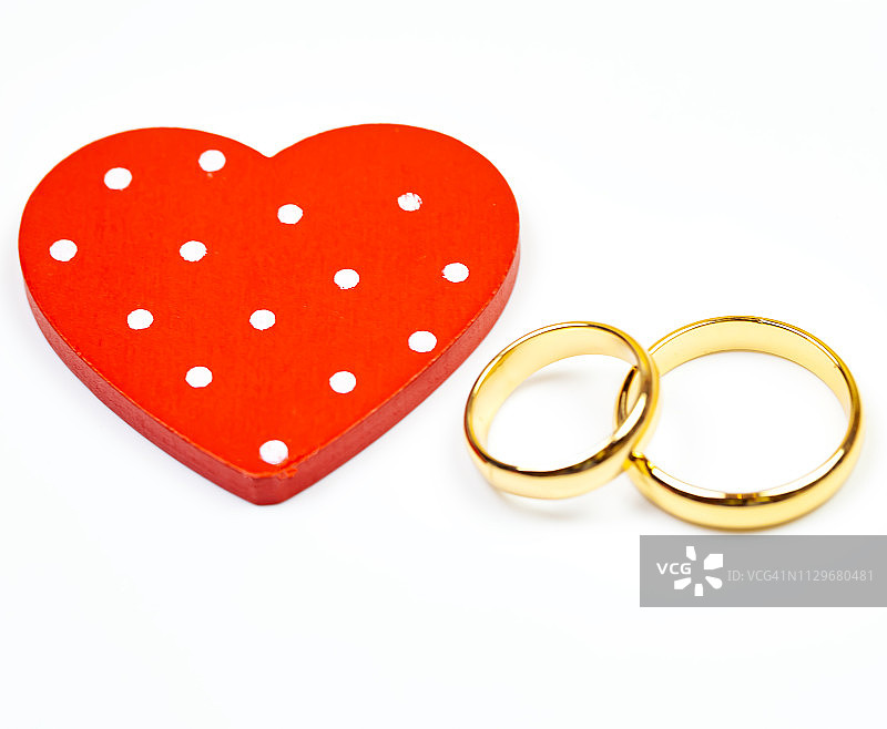 结婚戒指和红心的特写图片素材