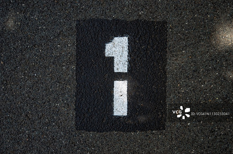 1号停车位在一个沥青停车场上图片素材