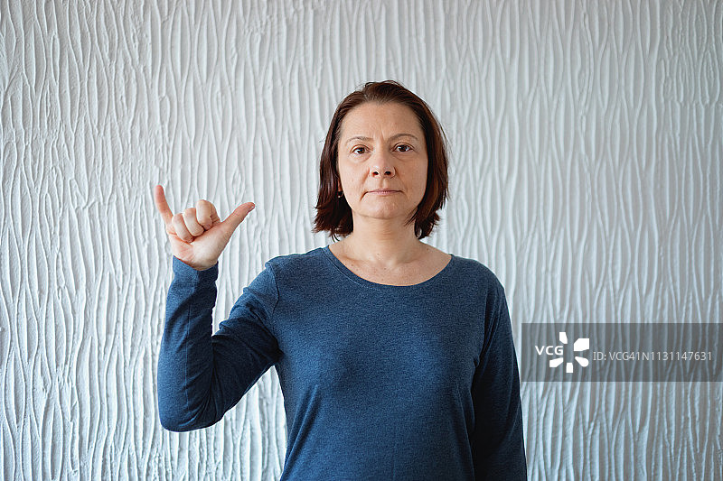 美国手语，女人显示字母Y图片素材