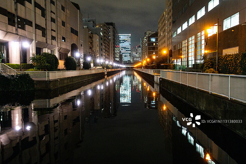 日本东京港区新芝浦运河沿岸的住宅和办公楼图片素材