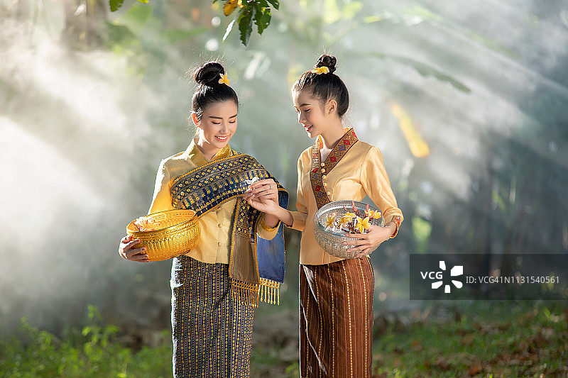 美丽的老挝妇女穿着老挝传统服饰图片素材