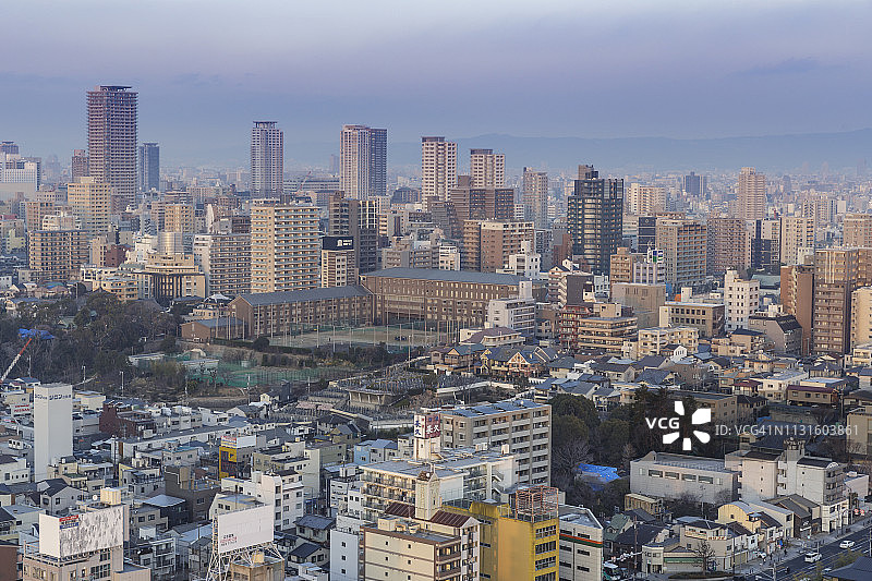 日本大阪夜晚的现代高层建筑。图片素材