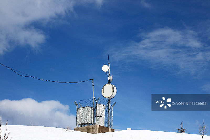 雪山上的电信塔图片素材