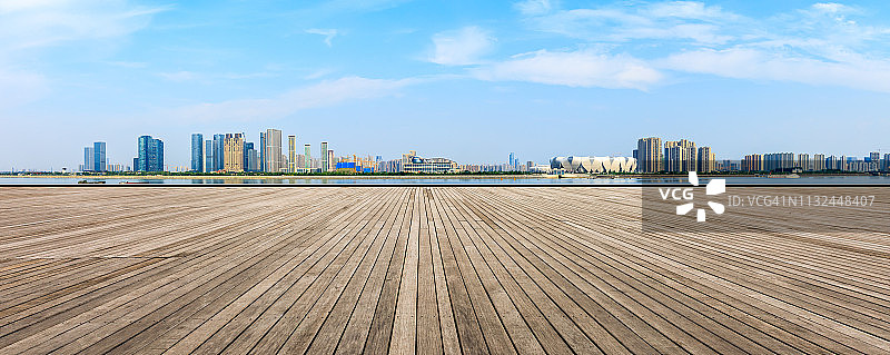 空荡荡的木平台和杭州城市的天际线图片素材
