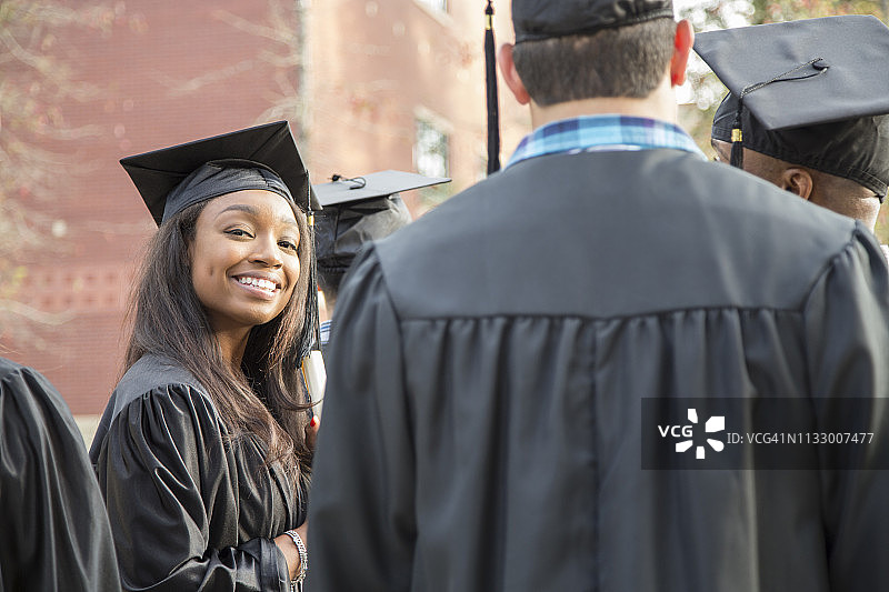 非裔女大学生在校园内毕业。图片素材