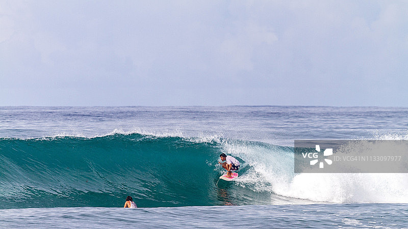 印度尼西亚，在太平洋上冲浪图片素材