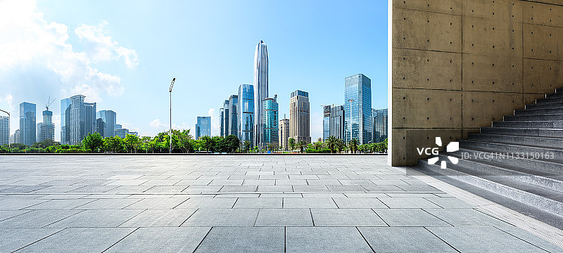 在深圳，空的广场楼层，全景城市天际线图片素材