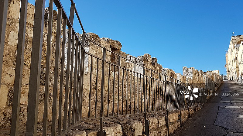 耶路撒冷老城的城墙，摄于犹太区，位于西哭墙和锡安门之间的主要街道上图片素材
