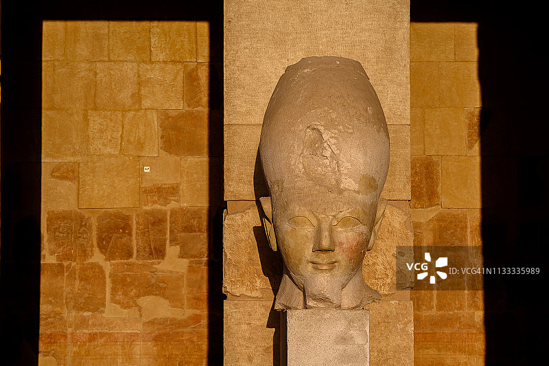 埃及卢克索哈特谢普苏特古神庙的日出场景图片素材