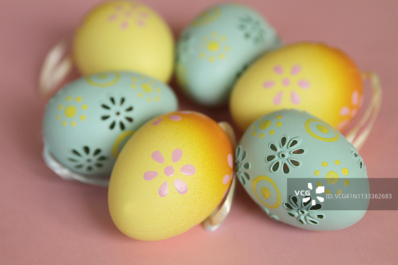 粉色背景上的复活节彩蛋图片素材