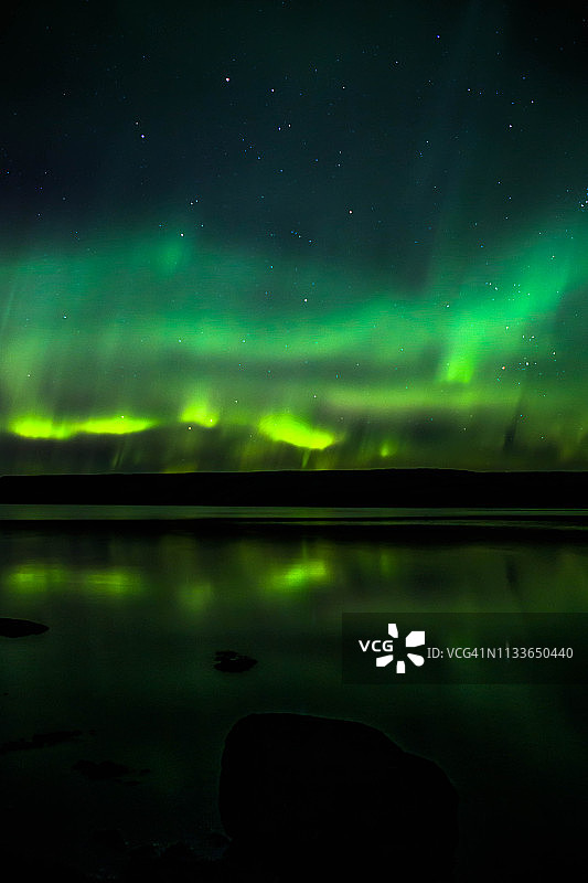 冰岛上空的绿色北极光图片素材