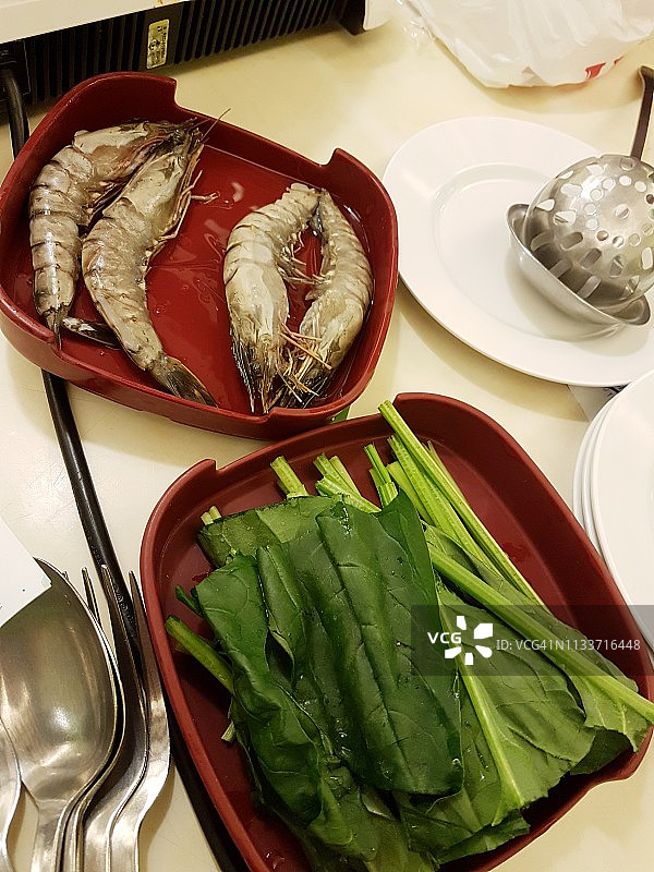 生虾和菠菜放在盘子里图片素材