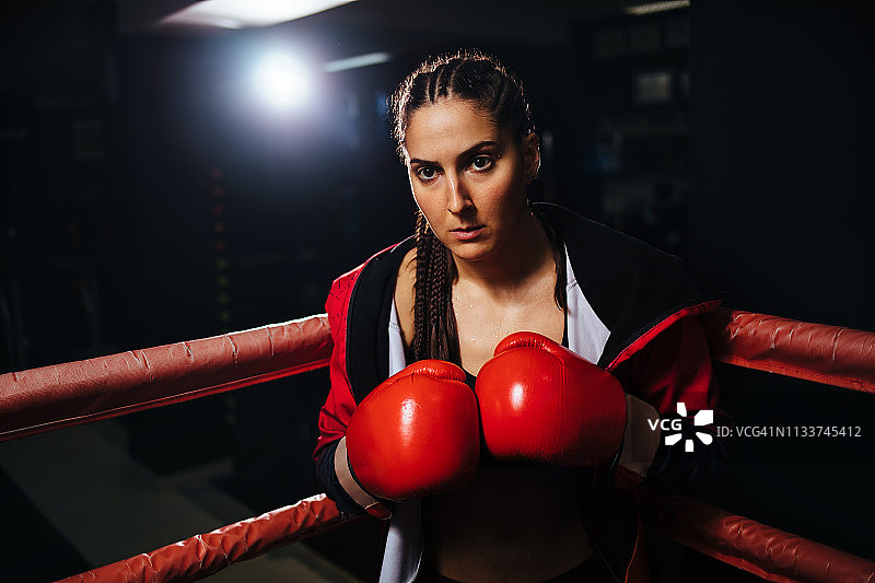 一个女拳击手的肖像图片素材