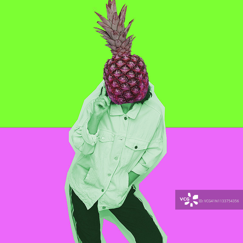 女性异形模型与大菠萝代替头在粉红色和绿色的背景。图片素材