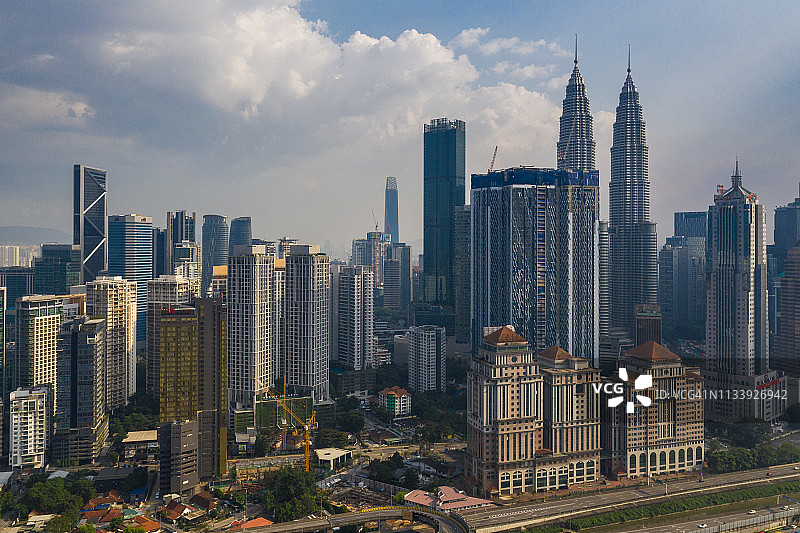 俯视图鸟瞰图吉隆坡马来西亚天际线petronas双塔在早上白天的时间图片素材