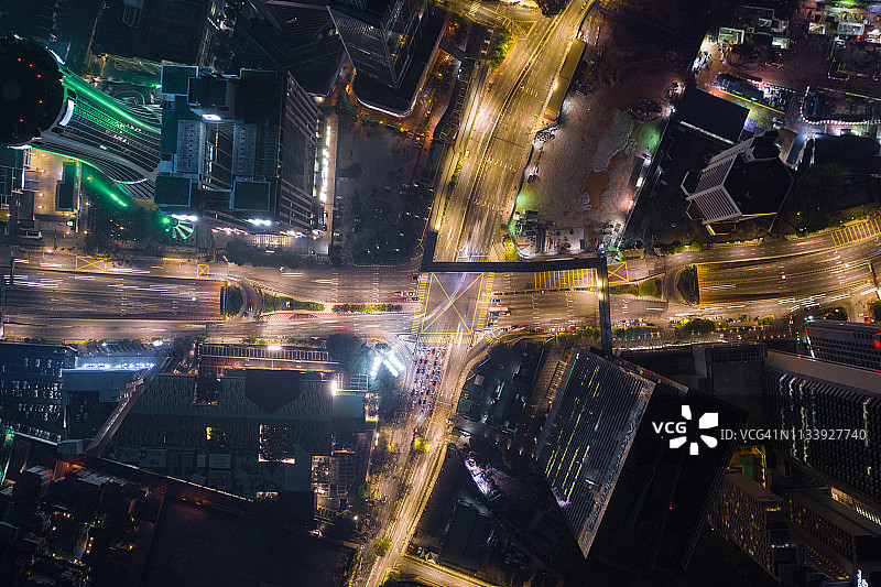马来西亚吉隆坡的高速公路，空中夜间交通场景图片素材