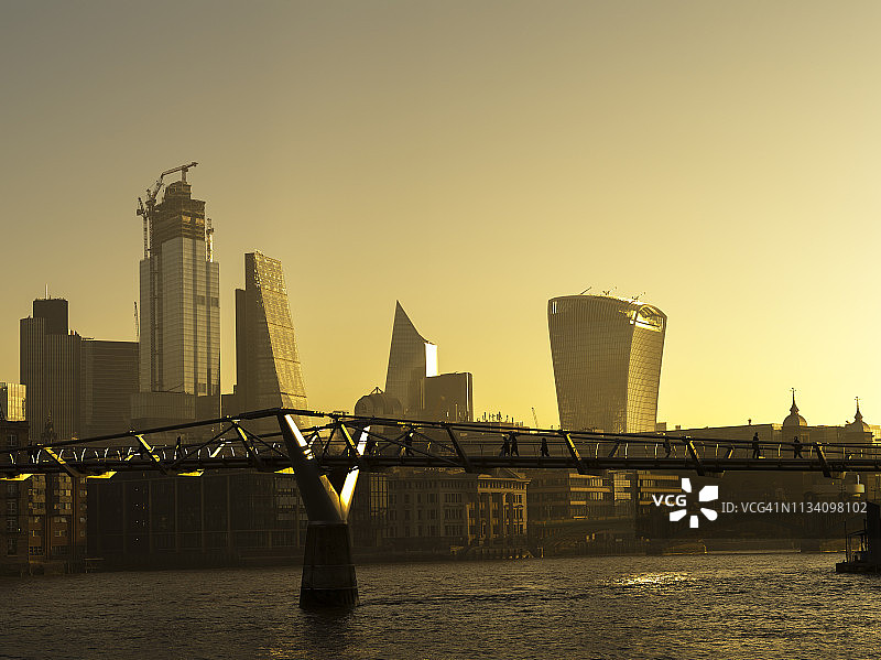 日出时的伦敦城市天际线和金融区图片素材