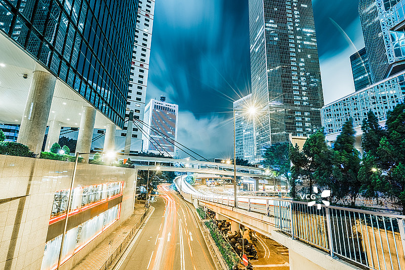 香港中环的夜间交通状况图片素材