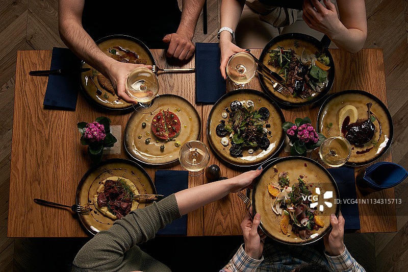 一群坐在桌子旁一起吃饭的人图片素材