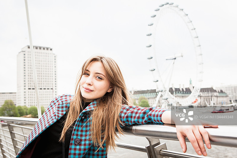 年轻女游客的肖像在金禧人行桥，伦敦，英国图片素材