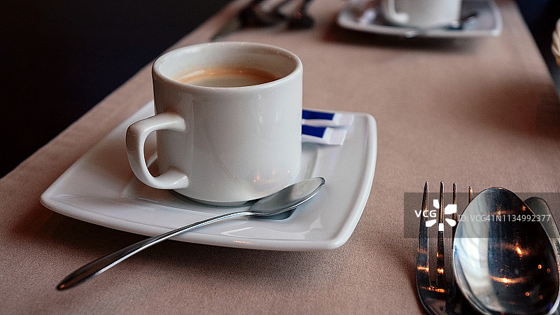 一杯咖啡在咖啡馆的桌子上图片素材