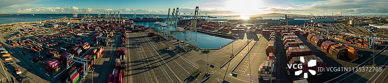 航拍的日落货柜码头全景图图片素材