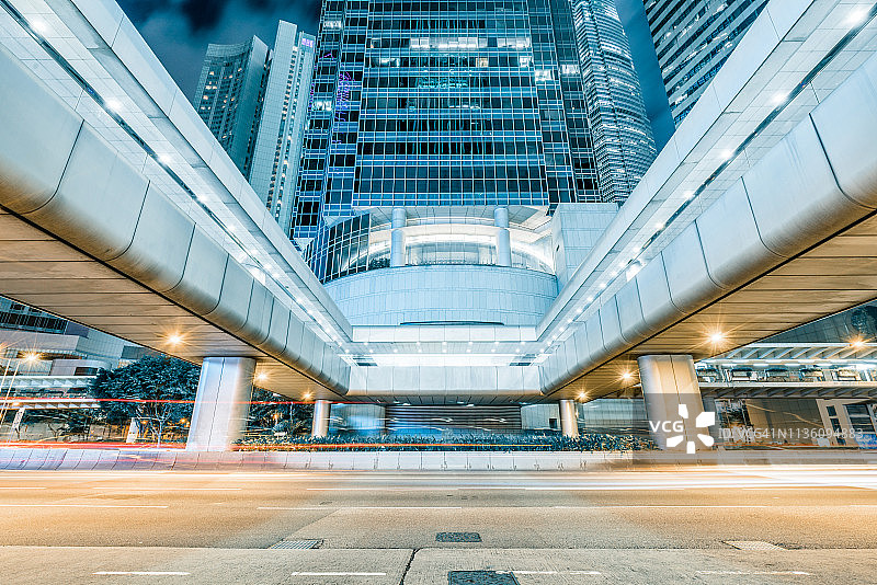 香港市中心的汽车通道和现代摩天大楼图片素材