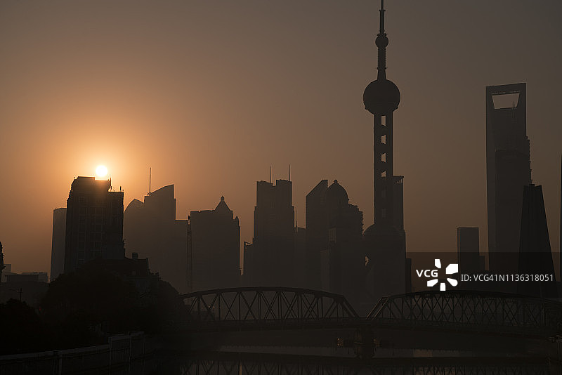 上海晨光城市轮廓与日出河和东方明珠塔图片素材