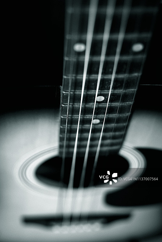 近景的一个原声吉他-单色图片素材