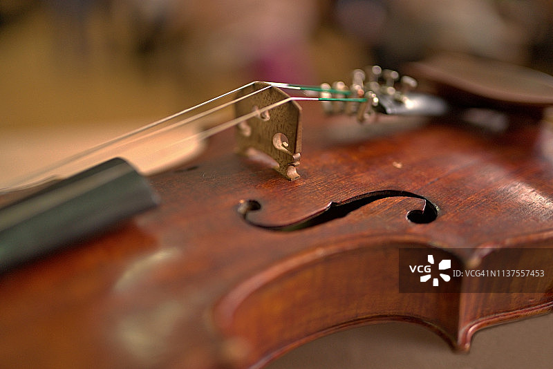 古董小提琴上的乐谱背景，宏观，巴赫的记忆。图片素材