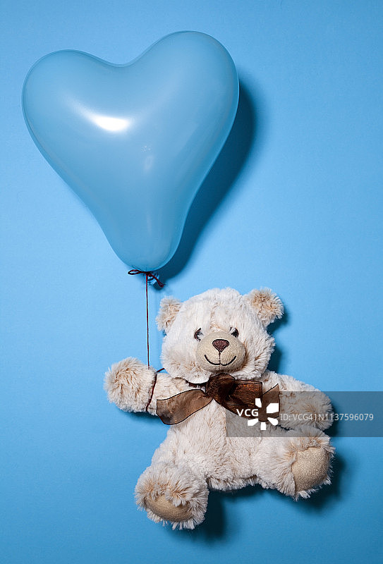 蓝色心形气球关心一个泰迪熊图片素材