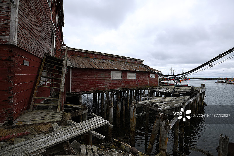 挪威北部ekkery村港口的木制码头图片素材