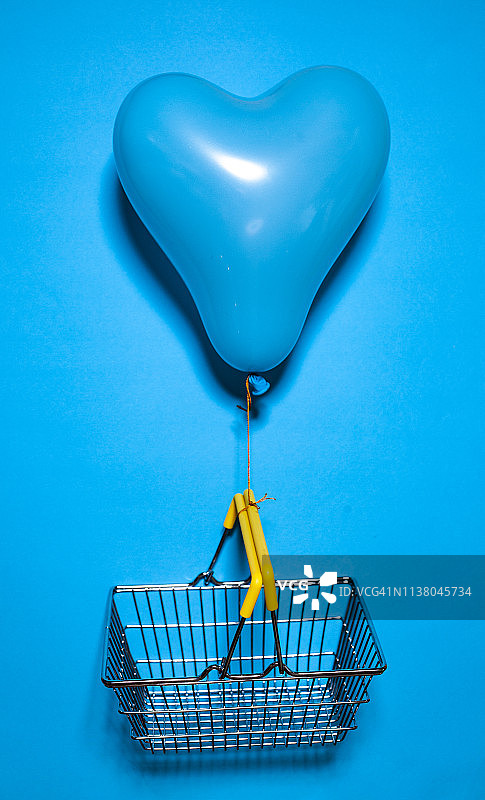 心形气球提着购物篮图片素材