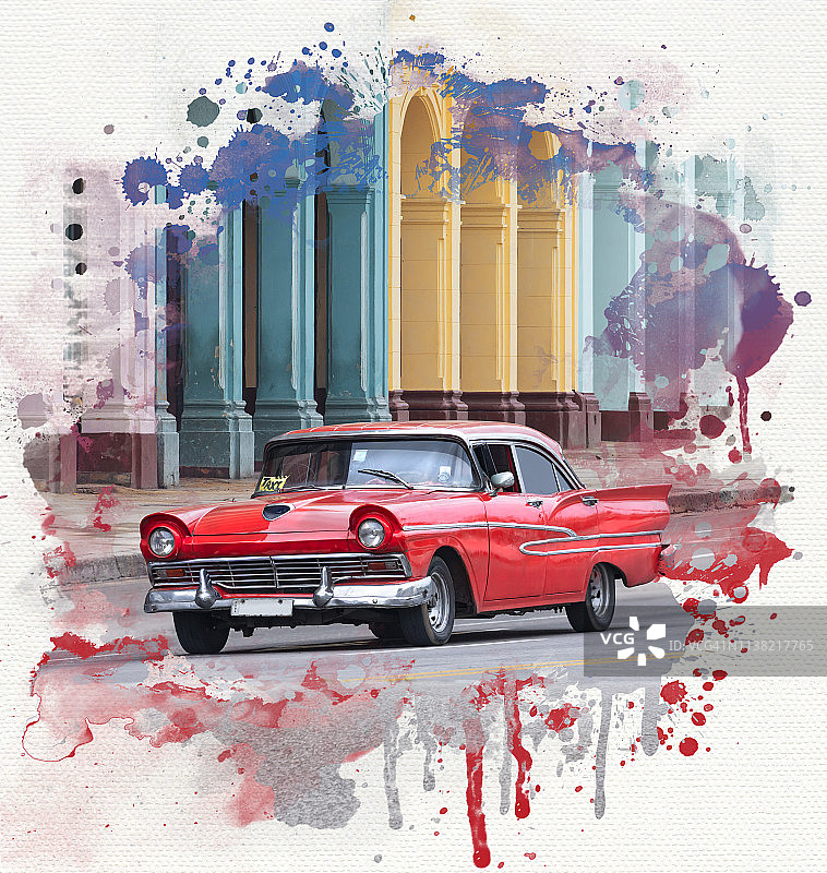 一辆红色老爷车穿过古巴哈瓦那老城图片素材