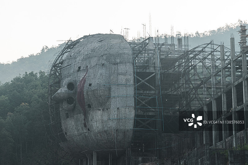 一个巨大的卧佛正在建造附近的毛淡棉，孟邦，缅甸南部，东南亚图片素材