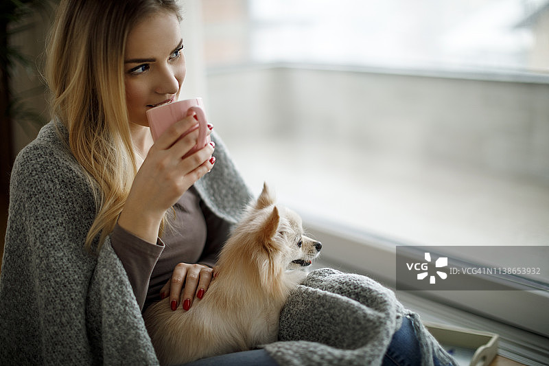 年轻女子在家里喝早上的咖啡图片素材