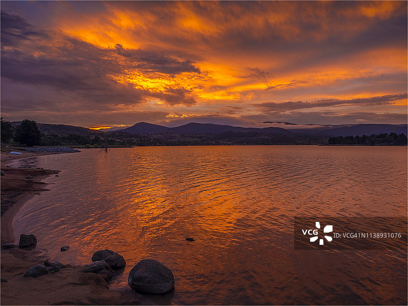 夏末的黄昏反映了壮丽的天空在金达比恩湖在雪山高山国家，南新南威尔士州，澳大利亚。图片素材