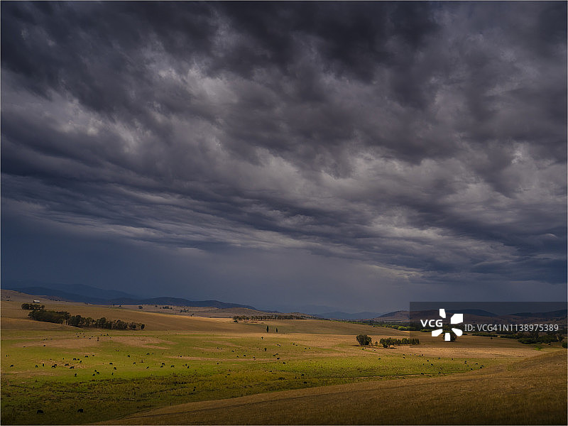 澳大利亚新南威尔士州南部阿尔卑斯高地的Bringenbrong地区夏天的天空中充满了风暴。图片素材