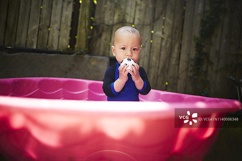 小男孩在粉红色的浴缸里图片素材